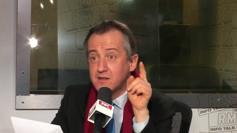 Pour la première fois, Christophe Barbier chante son rap en direct (VIDEO)