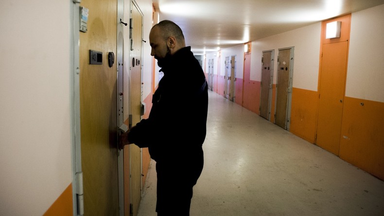 «Une stupidité»? Des téléphones fixes dans chaque cellule de prison, la décision qui fait polémique