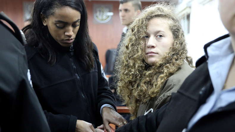A Paris, les soutiens de la Palestinienne Ahed Tamimi réclament à Israël sa libération (IMAGES)