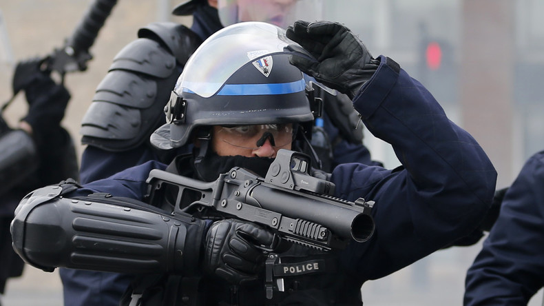 Grenades, Flash-Ball, nasses : le Défenseur des droits veut-il désarmer la police ?