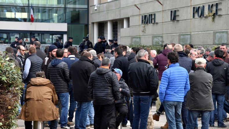Bras de fer entre des viticulteurs et la police à Montpellier : quatre blessés (IMAGES)