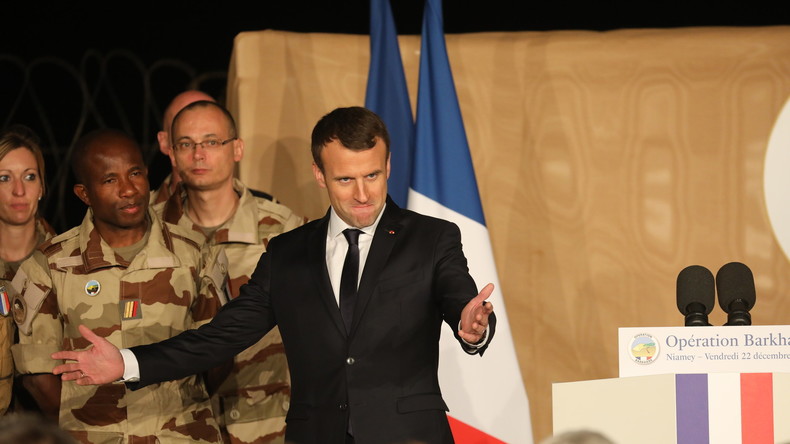 Emmanuel Macron présente ses vœux aux forces armées et tente de regagner leur confiance