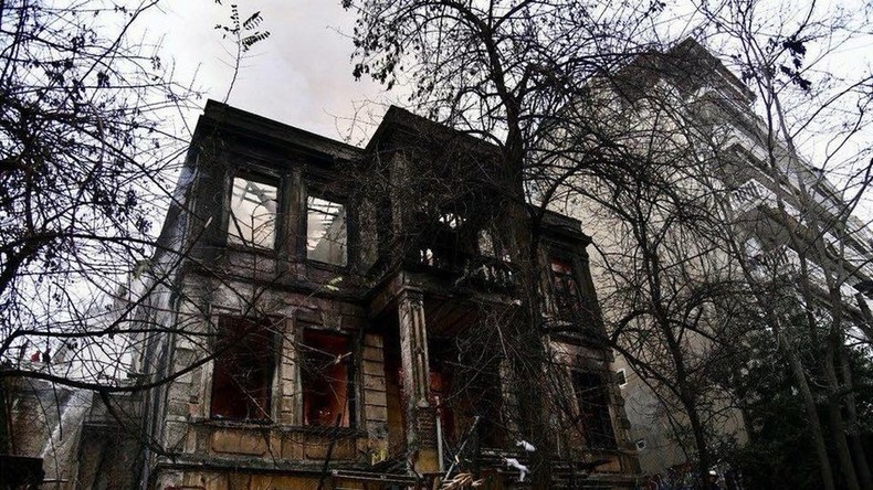 Un immeuble occupé par des antifas incendié par des nationalistes en Grèce (IMAGES)