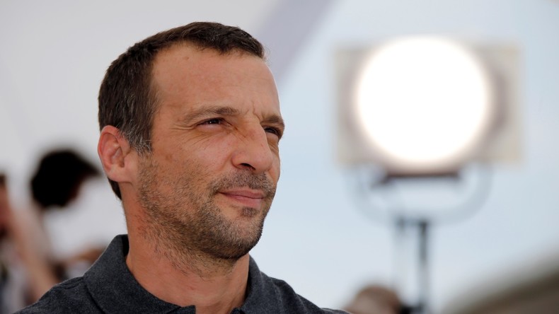 La prison à vie pour les agresseurs de policiers : une bonne idée selon Mathieu Kassovitz ? (VIDEO)