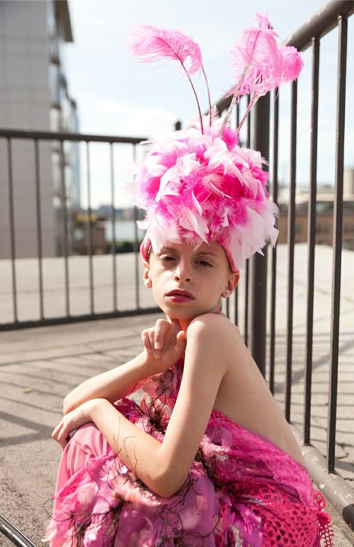 A 10 ans, il crée le premier club de drag queens pour enfants et ados