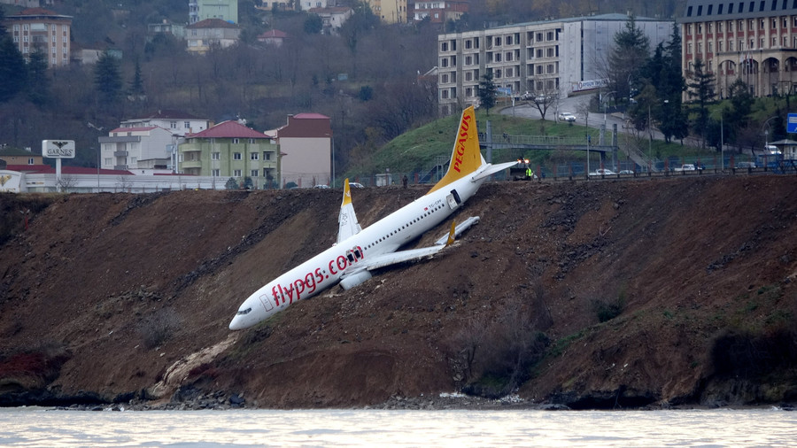 Un avion turc suspendu à quelques mètres de la mer après un atterrissage raté (VIDEO)