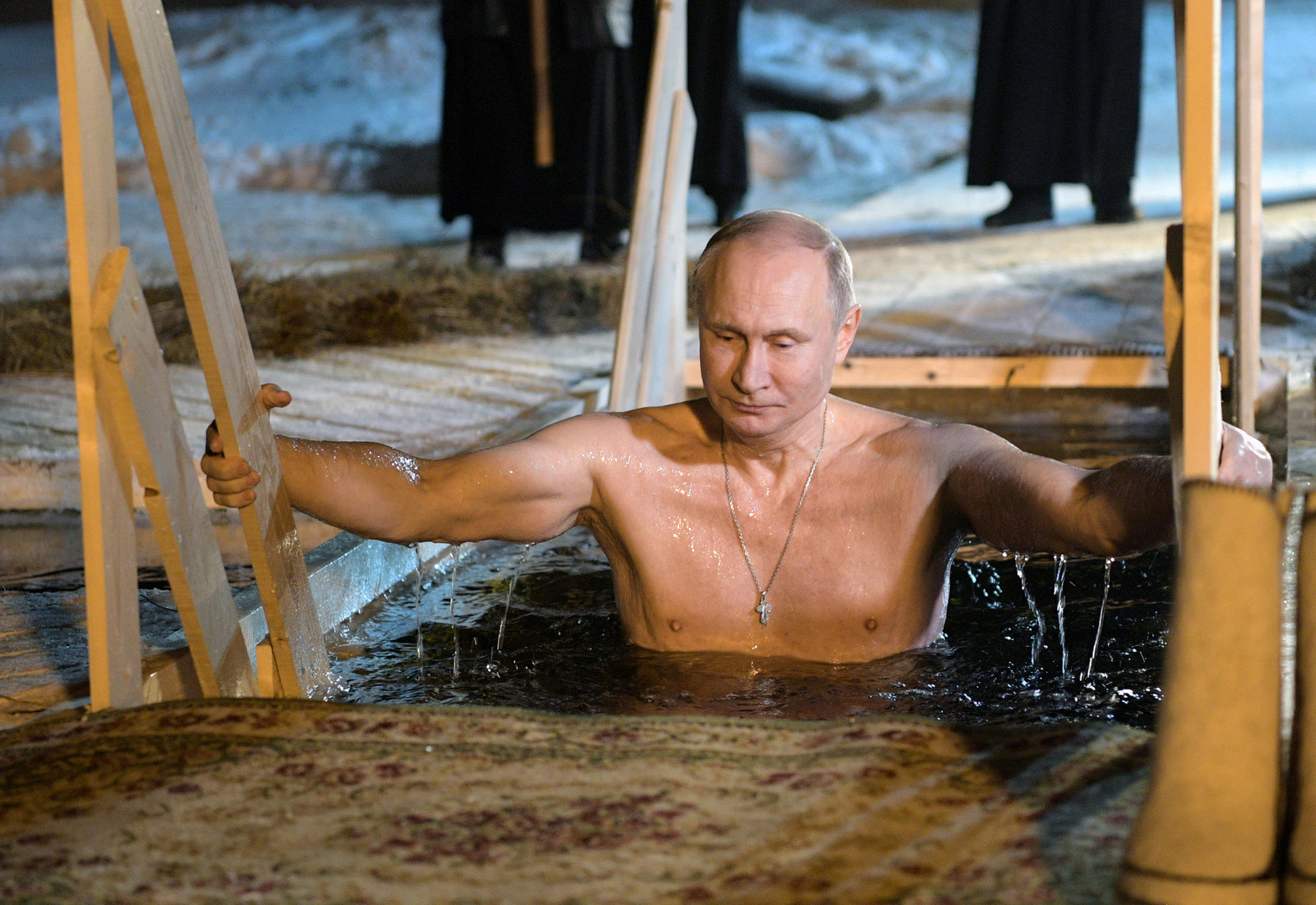 Vladimir Poutine s'immerge dans l'eau glacée pour commémorer le baptême du Christ (PHOTOS, VIDEO)