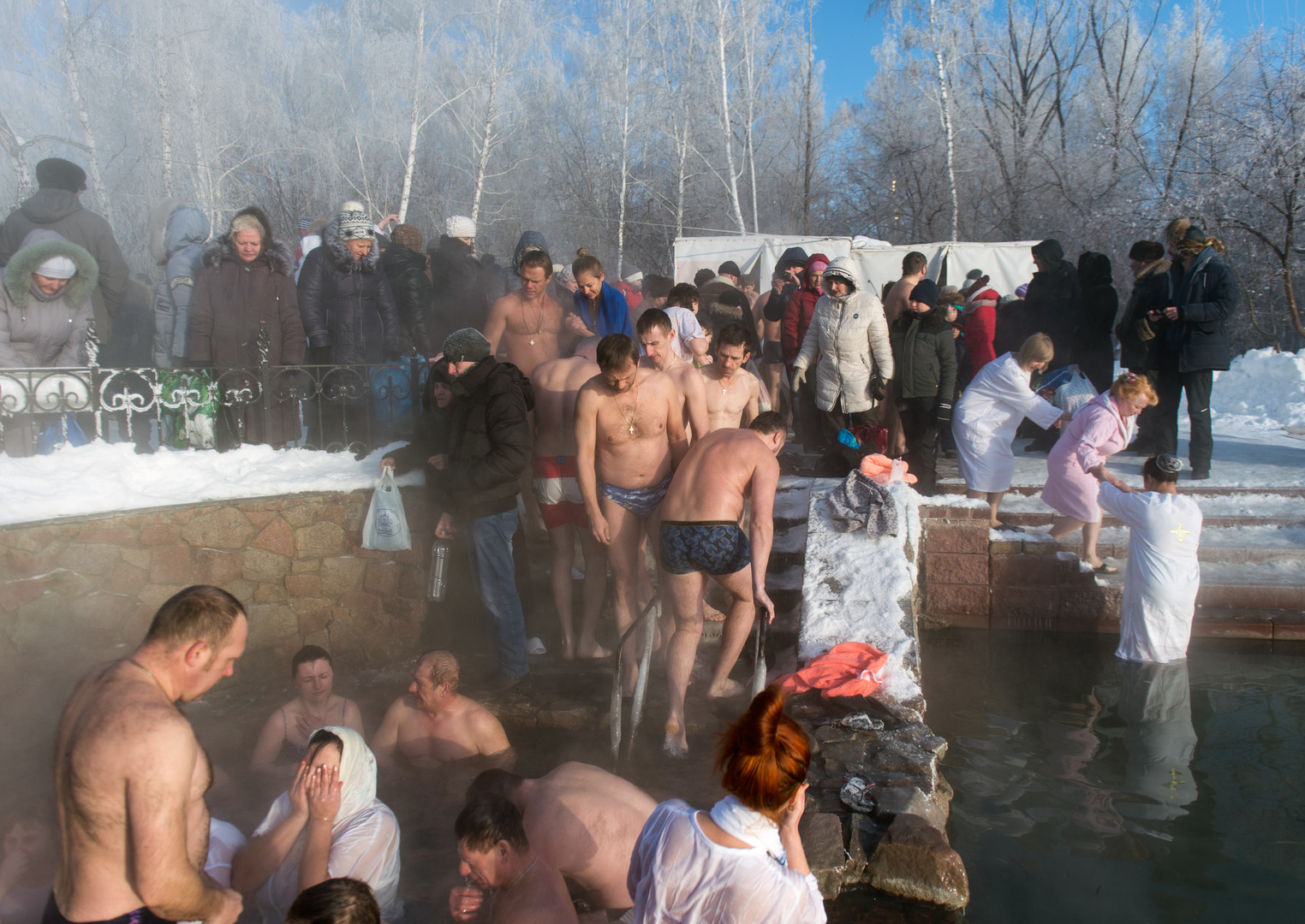 A l'Est, les fidèles plongent dans l'eau glacée pour fêter l'Epiphanie orthodoxe (IMAGES)