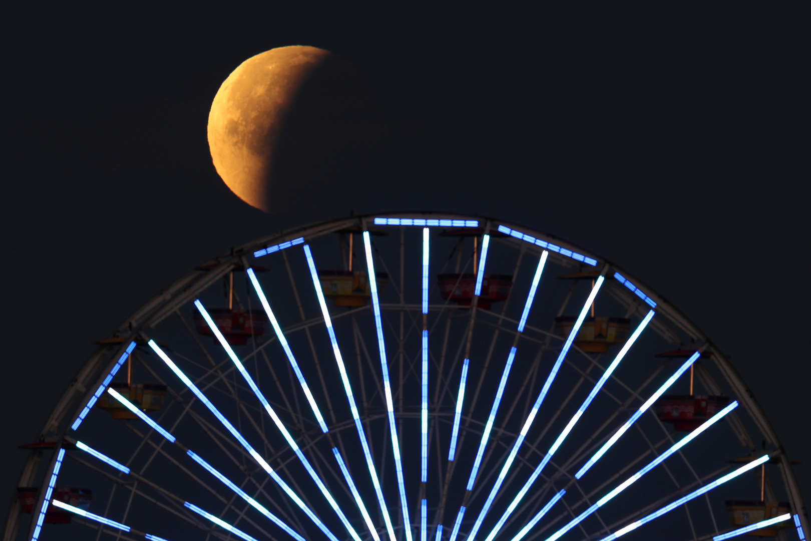 Pour la première fois depuis 150 ans, voici la «super Lune bleue de sang» (IMAGES)