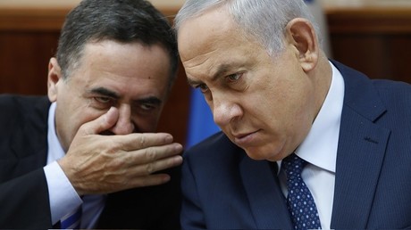 Illustration : le ministre des renseignements israélien Yisrael Katz chuchote à l'oreille de Benyamin Netanyahou