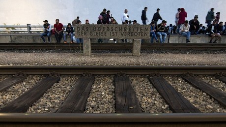 Migrants le long d'une voie ferrée en Autriche (image d'illustration)