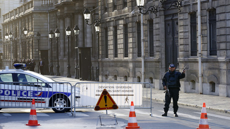 Illustration : barrage permanent devant le palais de l'Elysée, photo ©PATRICK KOVARIK / AFP