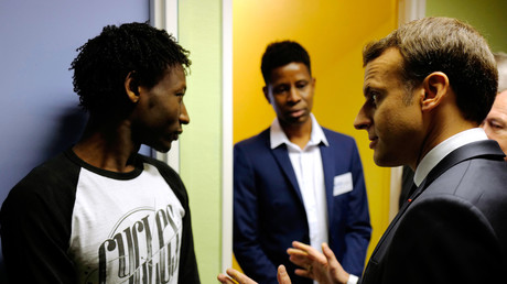 Emmanuel Macron rencontre des migrants soudanais