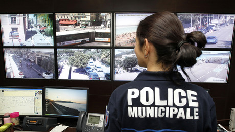 Une policière municipale contrôle les écrans de surveillance dans le centre de vidéo surveillance de la police municipale de Nice (Image d'illustration)