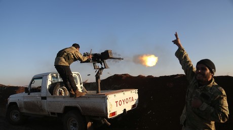 Des combattants rebelles soutenus par la Turquie de l'Armée syrienne libre, ouvrant le feu sur des combattants kurdes des YPG, dans la région syrienne d'Afrin, le 20 janvier 2018