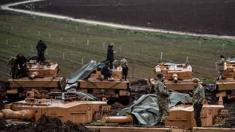 Des soldats turcs qui prennent part à l'opération «Rameau d'Olivier» près de la frontière syrienne à Hassa, le 25 janvier