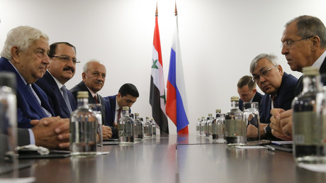 Le ministre russe des Affaires étrangères Sergueï Lavrov rencontre son homologue syrien Walid al-Moualem à Sotchi le 11 octobre 2017. 