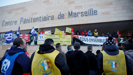Gardiens de prison et syndicats bloquant la prison des Baumettes à Marseille le 22 janvier.