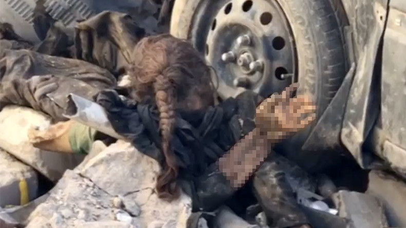 Une fillette gisant dans les décombres de Mossoul : l'autre symbole de la guerre (IMAGES CHOC)