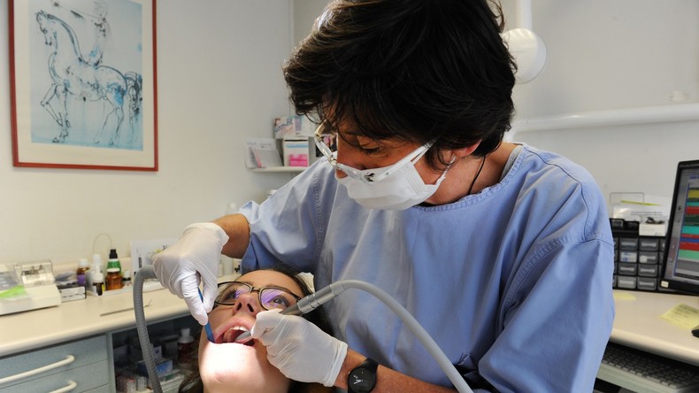 Denturiste, hygiéniste... Ces professionnels européens «low cost» menacent-ils la santé en France ?