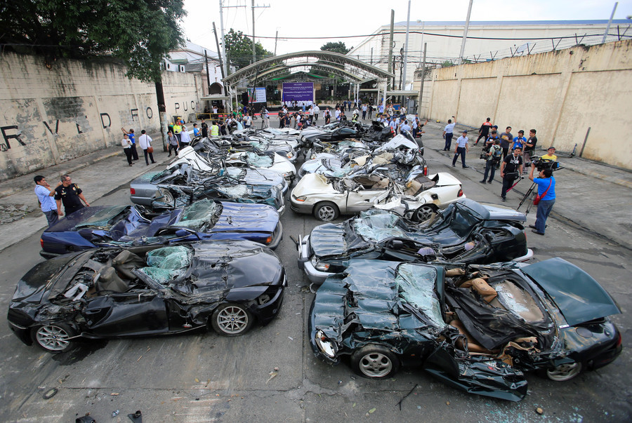 Message aux fraudeurs : Duterte fait pulvériser des voitures de luxe par des bulldozers (VIDEO)