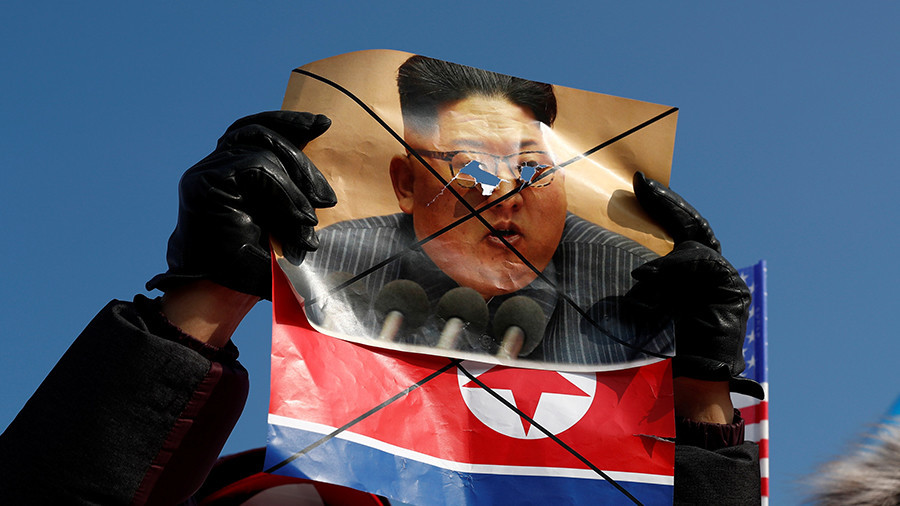 JO 2018 : des manifestants déchirent des portraits de Kim Jong-un et défient la police (IMAGES)