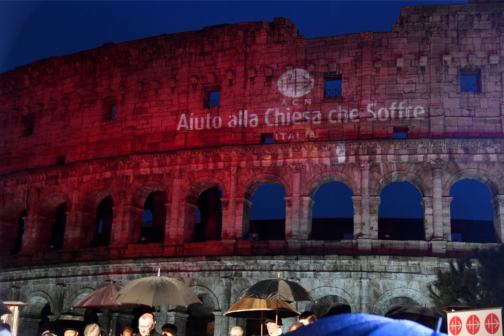 Le Colisée de Rome illuminé en rouge en hommage aux chrétiens persécutés dans le monde (VIDEO)