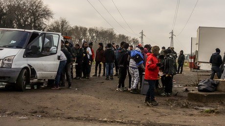 Illustration : une distribution de repas près de Calais le 12 janvier 2018, photo ©PHILIPPE HUGUEN / AFP