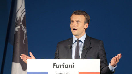 Emmanuel Macron en campagne électorale à Furiani, derrière lui, les drapeaux français et corse, avril 2017, illustration.