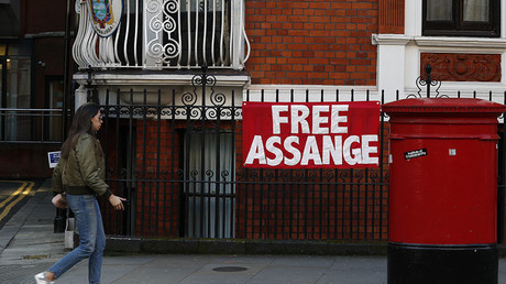 Une femme passe devant un panneau sur lequel est écrit «liberté pour Assange» sur la façade de l'ambassade d'Equateur à Londres
