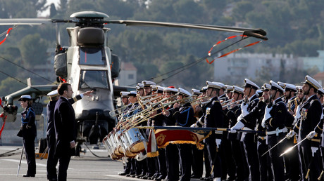 Emmanuel Macron sur le navire Dixmude dans la rade de Toulon, lors de ses vœux aux armées, janvier 2018, illustration