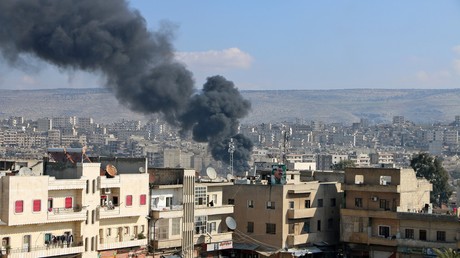 Colonne de fumée consécutive aux frappes turques sur la ville d'Afrin le 31 janvier 2018