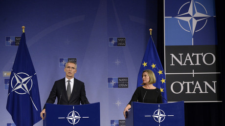 Le secrétaire général de l'Alliance Jens Stoltenberg et la représentante de la diplomatie européenne Federica Mogherini, lors d'une réunion de l'OTAN à Bruxelles, le 5 décembre