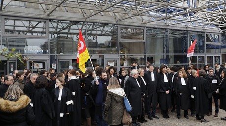Avocats rassemblés à l'appel de divers syndicats contre le projet de réforme de la justice, devant le Tribunal de grande instance de Bobigny le 15 février 2018. 
