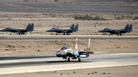 Illustration : un F-15 israélien et trois F-15 américains sur la base d'Ovda (Israël) en juillet 2017, photo ©Amir Cohen/Reuters