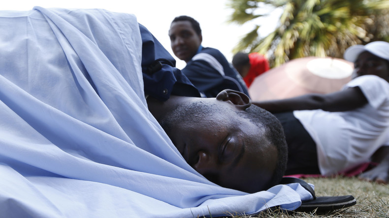 Près de 200 migrants refoulés par la France dorment sous un pont en Italie (VIDEO)