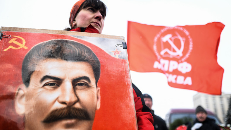 Des centaines de Russes commémorent le 65e anniversaire de la mort de Staline à Moscou (VIDEO)