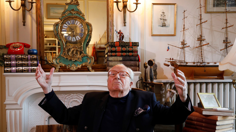«Tant qu'ils ne se promènent pas avec une plume dans le c**», Le Pen se défend d'être homophobe