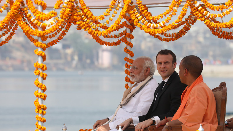 En Inde, Emmanuel Macron s'affiche avec un moine anti-islam controversé