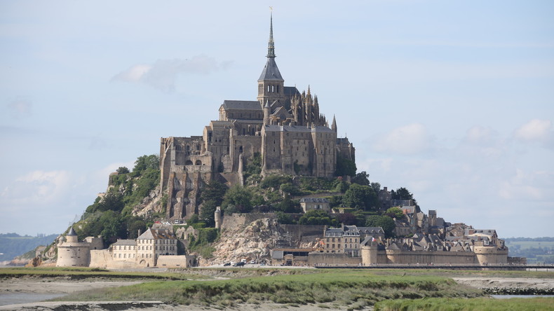 Pour calmer les Normands, le drapeau breton du Mont-Saint-Michel a été remplacé par celui de l'UE