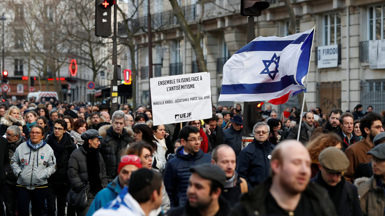 Marche blanche : pris à partie, Mélenchon et Le Pen contraints de quitter le cortège (VIDEOS)