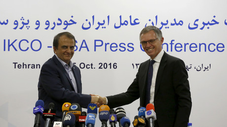Illustration : Hashem Yekkeh-Zareh, président du groupe industriel Iran Khodro (gauche) et Carlos Tavares, PDG du groupe PSA, lors d'une conférence de presse à Téhéran, le 5 octobre 2016. 