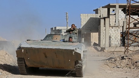 Des soldats de l'armée syrienne dans un véhicule de combat d'infanterie  à Beit Nayem dans la Ghouta