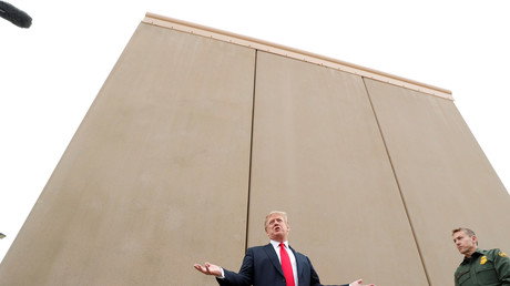 Donald Trump devant un prototype de mur le 13 mars 2018 près de San Diego en Californie.