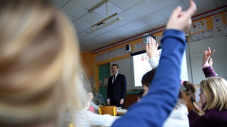 Emmanuel Macron en discussion avec des enfants lors d'une visite de l'école primaire de Rilly-sur-Vienne