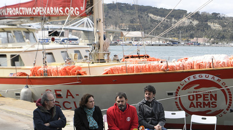 Le fondateur de l'ONG espagnole Proactiva Open Arms Oscar Camps (en rouge) donne une conférence de presse  sur le port de Barcelone en compagnie du chanteur espagnole Joan Manuel Serrat, du maire de Barcelone Ada Colau et du basketteur Jordi Villacampa le 19 mars 2018.  