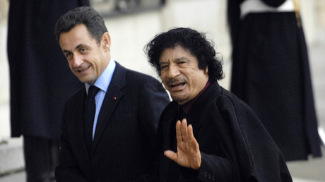 Nicolas Sarkozy et Mouammar Kadhafi sur le perron de l'Elysée le 12 décembre 2007.