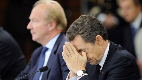 L'ancien président de la République Nicolas Sarkozy aux côtés de Brice Hortefeux le 25 novembre 2010 à Mayet-de-Montagne.