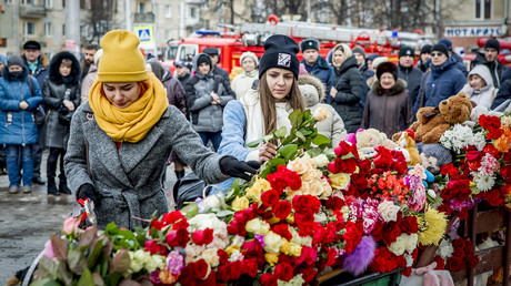 Des passants rendent hommage aux victimes de l'incendie du centre commercial de Kemerovo, photo ©STR / AFP
