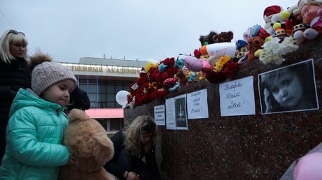 Devant un mémorial improvisé à Simferopol le 27 mars 2018, des Russes rendent hommage à la mémoire des victimes de l'incendie de Kemerovo dans lequel 64 personnes dont 41 enfants ont trouvé la mort.